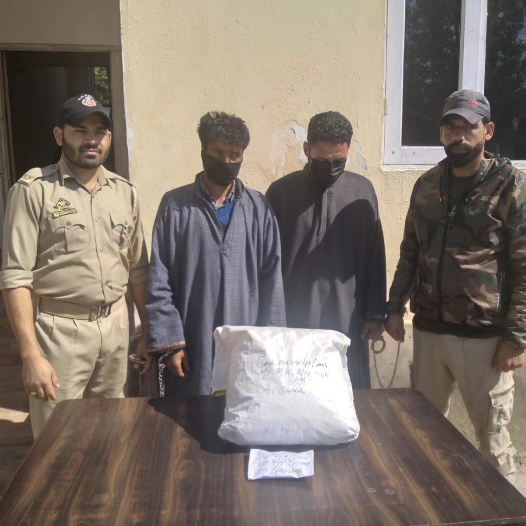 Kulgam police arrests 03 drug peddlers Manzoor Ah Wagay, Mushtaq Ah Bagow R's/O Redwani Payeen & Rayees Ah Turray R/O Anantnag & recovered 3 Kgs of Poppy Straw, 220 grams of Charas like contrabands & Rs 15000, cases registered & investigation takenup @JmuKmrPolice @KashmirPolice