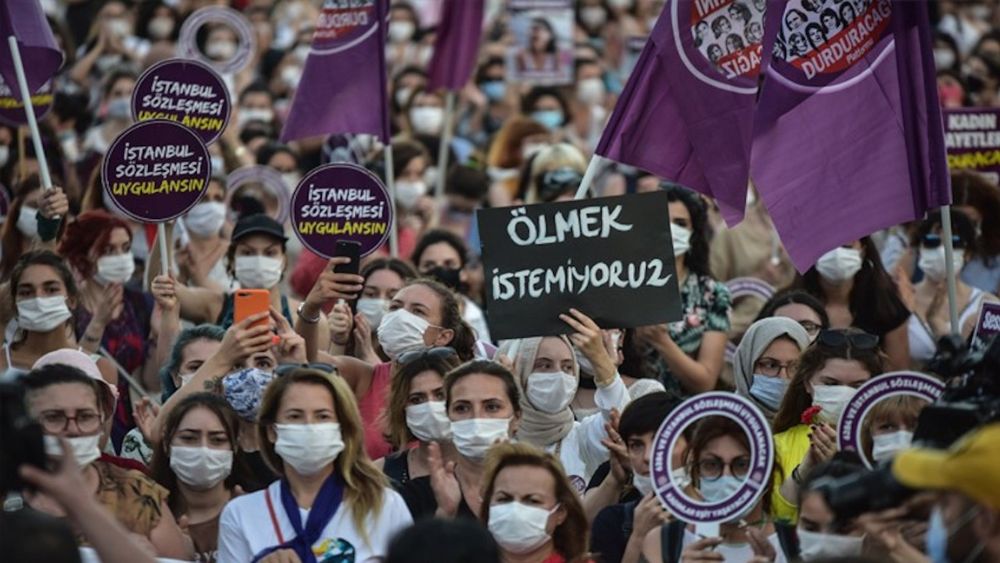 🔴Aydın'da kadın cinayeti Sultanhisar ilçesinde evine giderken saldırıya uğrayan 48 yaşındaki Aylin Pekin yaşamını yitirdi.