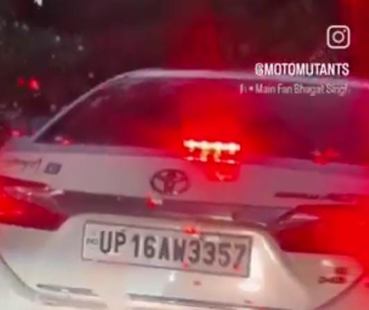 AIN NEWS 1 Noida : नोएडा की सड़क पर उस समय हड़कंप मच गया जब एक पाकिस्तानी झंडे का स्टीकर लगी कार बेलगाम दौड़ती हुई नजर आई। इस कार का एक वीडियो काफ़ी तेजी से वायरल भी होने लगा जिसके बाद पुलिस ने इसकी जांच भी शुरू कर दी है। पुलिस नंबर प्लेट के आधार पर इस
ainnews1.com/see-the-viral-…