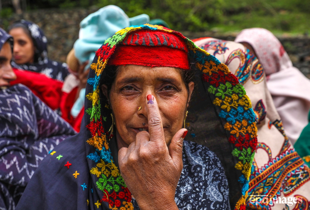 A Kashmiri Muslim woman shows her ink-marked finger after casting her vote in the fourth phase of the Indian general elections, in the Baba Nagri area of Kangan, India. 📸 EPA/Farooq Khan #epaimages #india #election #kashmir