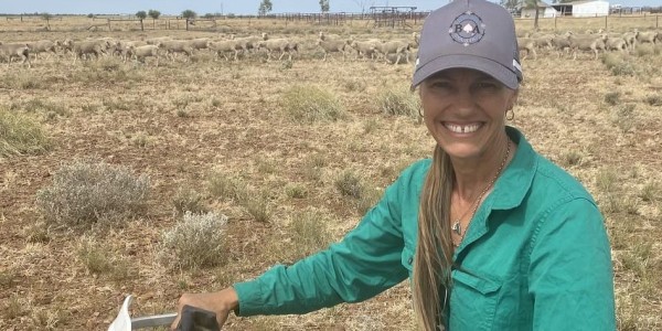 Winton wool grower and classer Jodi Axford has received the prestigious Dr Jim Watts Memorial Medal for her skill at marketing sheep, meat and wool in a challenging environment, and commitment to bettering her community

👉 loom.ly/z_kigys