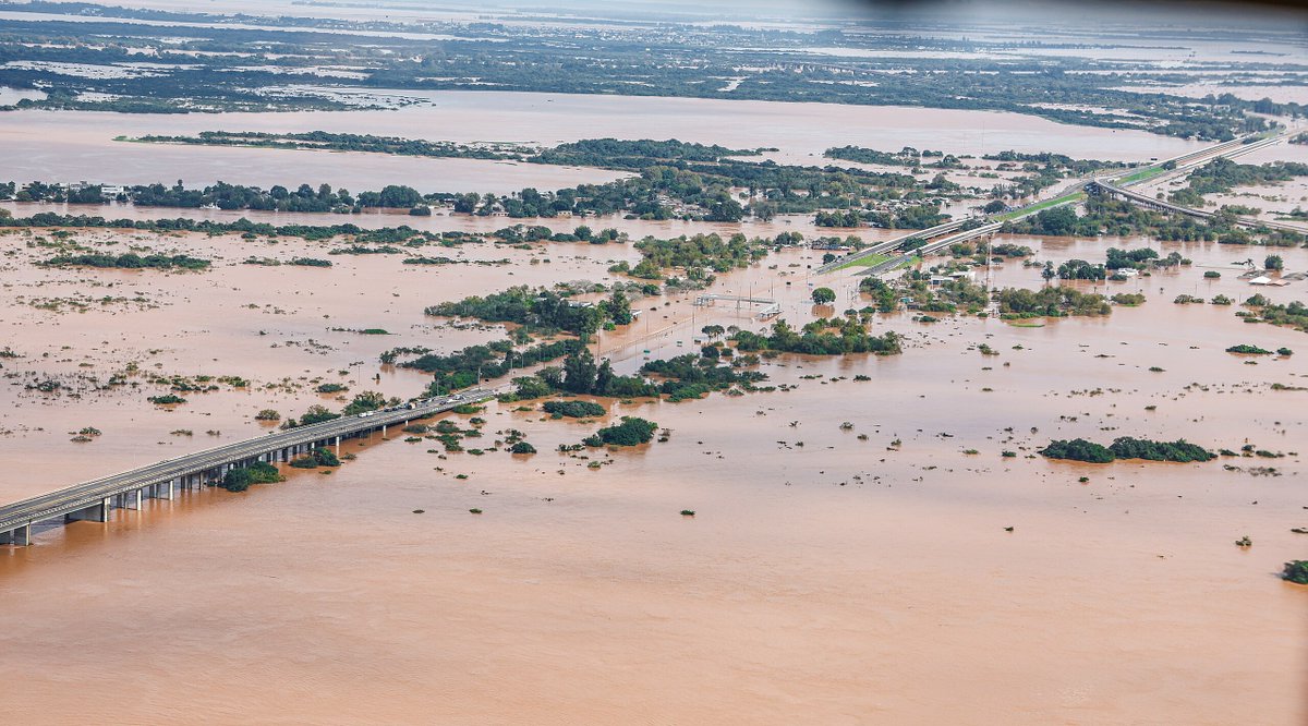 Join @MapeaLivreUFPR to map buildings and roads in Porto Alegre - Rio Grande do Sul, #Brazil! 🗺️🇧🇷 🔹 Prioritize densely populated areas. 🔹 Avoid 'Split,' except for large polygons with many features. Let's map! → tasks.teachosm.org/projects/1605 📷: @LulaOficial