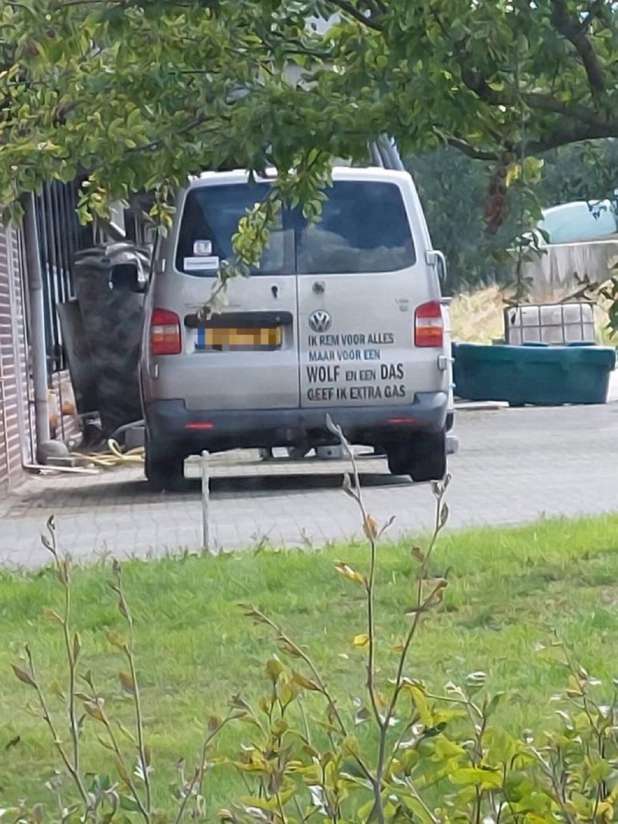 Busje in de buurt van Wapse, zo diep zit het kennelijk 🐺🦡