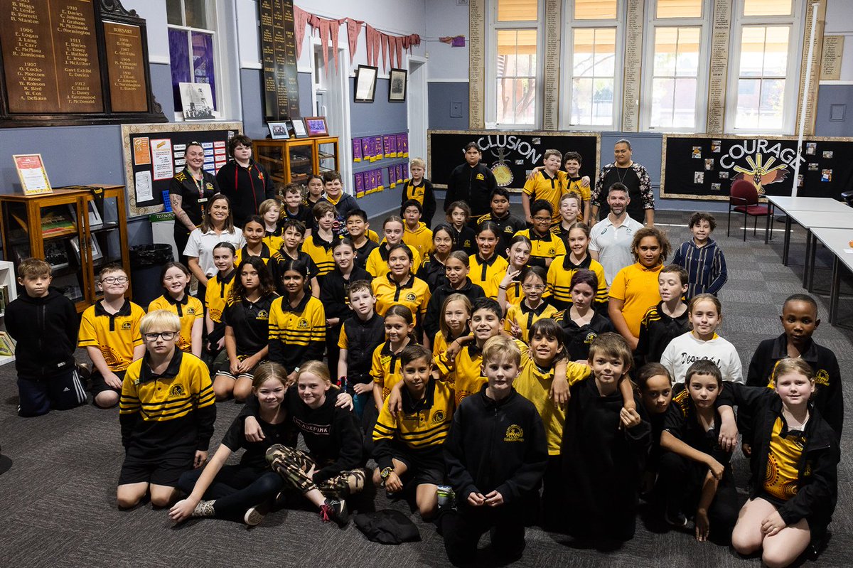 Two Aussie hockey Olympians have just completed a big trip around the Goldfields in Western Australia! 1️⃣ Hockey carnival 🏑 6️⃣ School visits 🏫 5️⃣6️⃣2️⃣ Students inspired through #OlympicsUnleashed 🧡 📸 @insidewais #HaveAGo | @deptlgsc | @hockey_wa