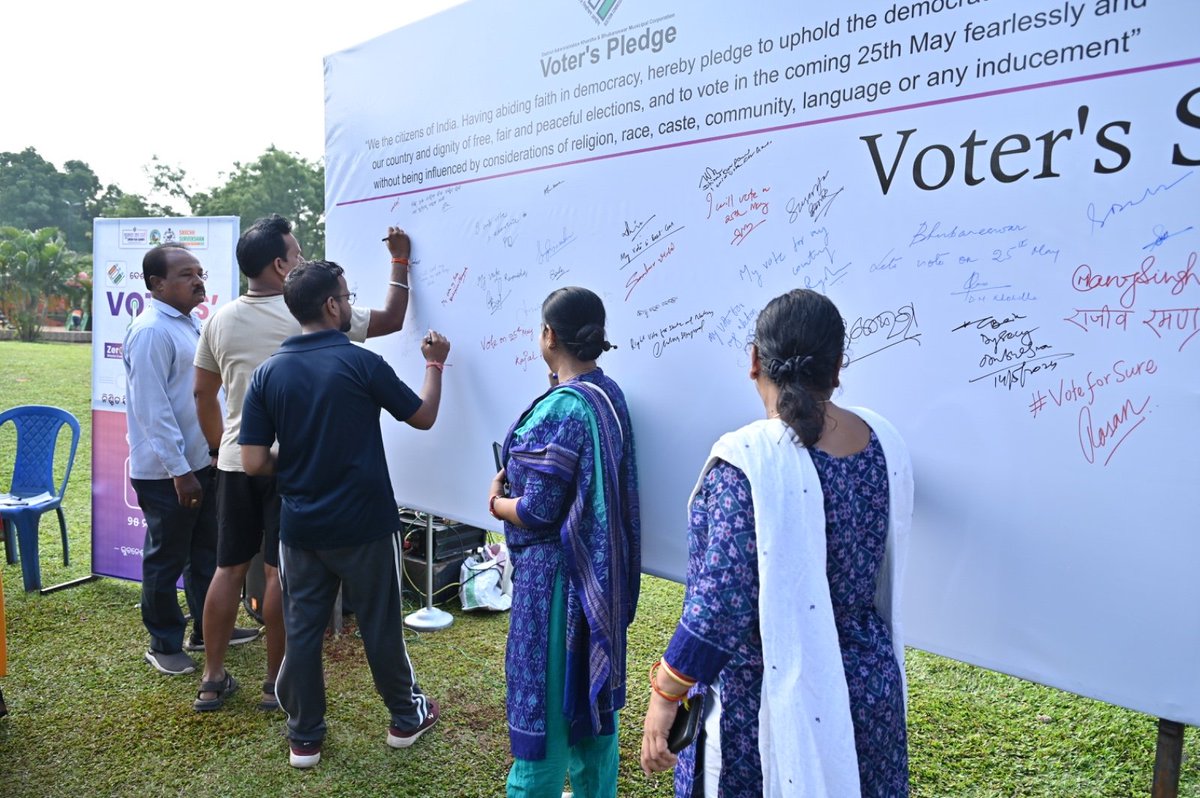 Mega Signature Campaign for #VotersAwareness today at Biju Patnaik Park. BMC Commissioner, Collector Khordha @DMKhordha joined in to motivate all the park goers to cast their Vote on 25th May. #ChunavKaParv #DeshKaGarv #IVote4Sure #BbsrVoteOn25 #VoteForINDIA @ECISVEEP