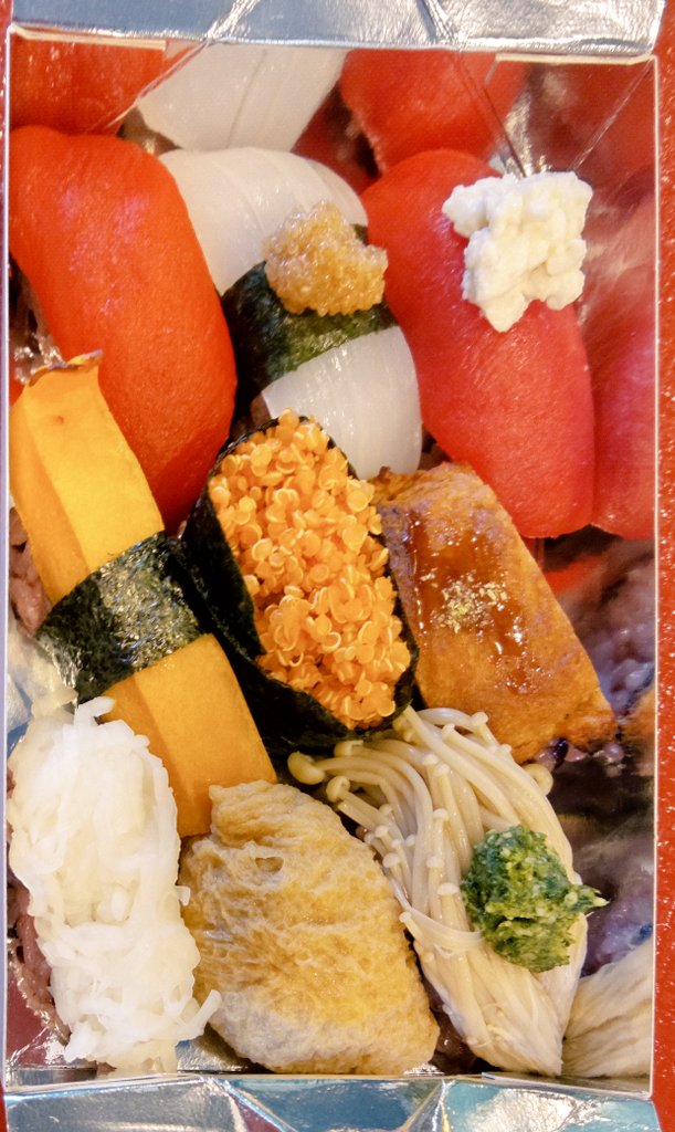 テイクアウトのことを
『お土産』って呼ぶのはお寿司屋さんだけですか❓🙄

酔っ払ったお父さんが千鳥足で「寿司持って帰ったぞー」って。
昭和の景色ですね😄

一人前じゃ足りないよ〰️って思っていたの…私🍅だけ❓🥺

#野菜寿司専門店
#vegan_sushi