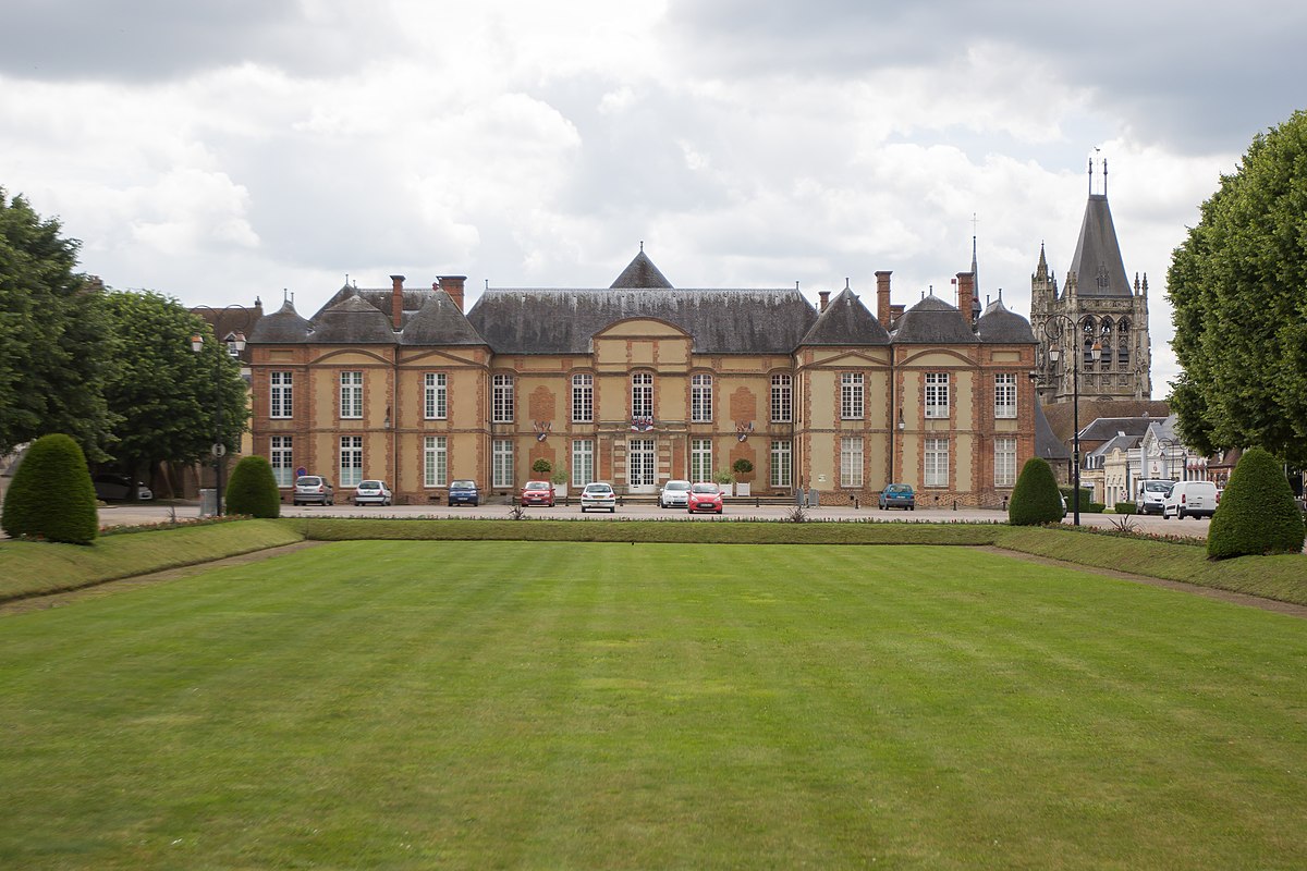 Le #château de L'Aigle se dresse dans l'#Orne, en #Normandie. Il abrite depuis la Reconstruction l'hôtel de ville et le #musée Juin 44, qui présente des événements de la bataille de Normandie, en douze scènes avec les personnages historiques représentés grandeur nature, en cire.