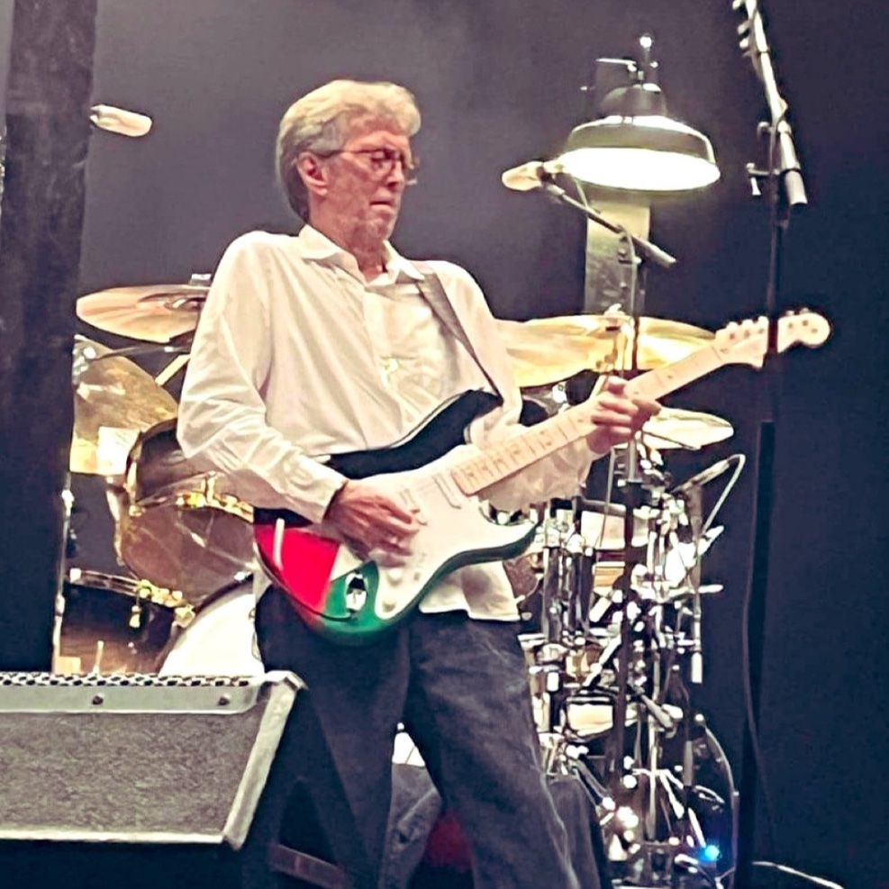 ❤️🇵🇸 English guitarist Eric Clapton surprises his audience with a PALESTINIAN FLAG guitar.