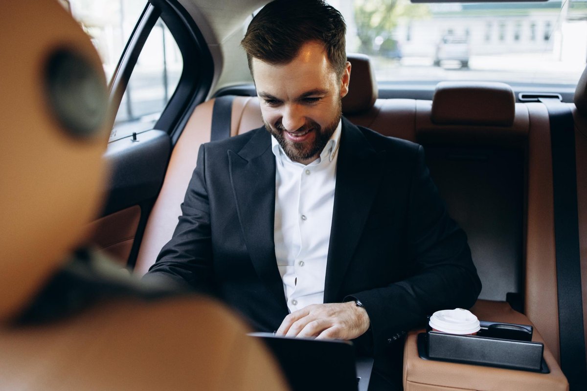 Our reliable service ensures you arrive on time and in comfort. Whether for business or leisure, trust us for seamless journeys to and from the airport. Book your transfer today and travel with peace of mind. Your comfort is our priority. surreycarsguildford.com/airport-transf…
