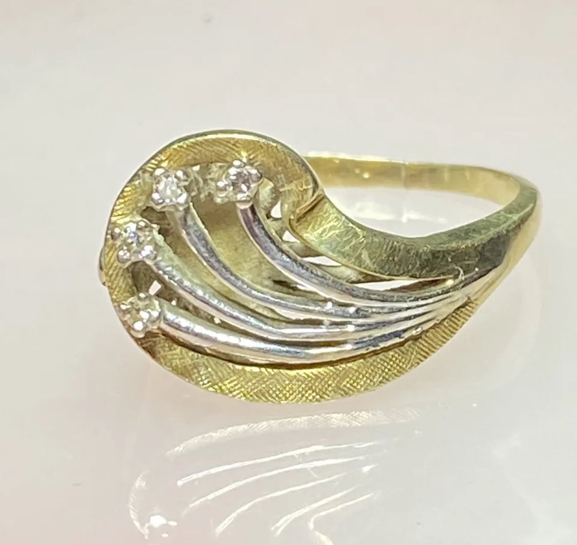 Vintage 14k Two Tone Gold & Diamond Ring - Sz 5 1/2 - 3.5-4g

ebay.com/itm/1762959489…?

#Retro #vintagejewelry #gold #14k #Vintage_Treasures #ring #diamonds #jewelryaddict #jewelry #vintage