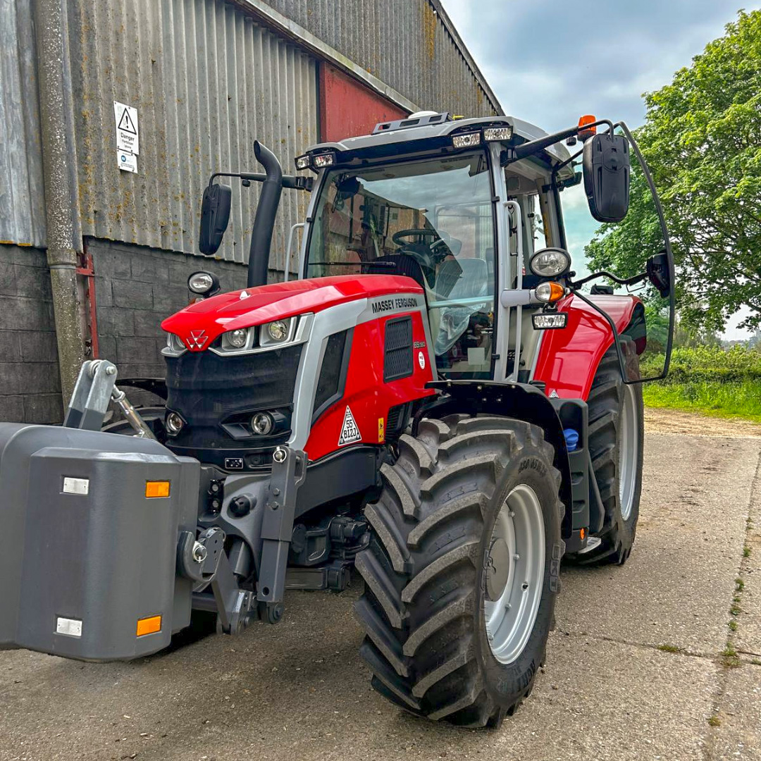 New tractor day! 🚜 Our team at TNS Attleborough delivered and installed this shiny, brand-new #MasseyFerguson 6S.180 Dyna-VT #tractor for The Bingham Partnership.

Thank you for your business and enjoy your new machine! 🤝