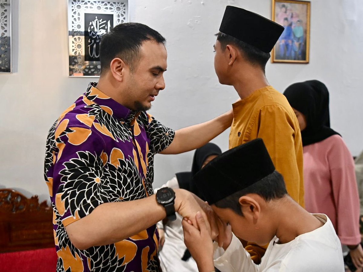 Semalam Setiausaha Politik, saudara Farhan Fauzi telah mewakili saya menziarahi keluarga Allahyarham Md Rizal Atan yang maut ditimpa pokok tumbang di Jalan Sultan Ismail pada Ahad lalu. Pemergian Allahyarham meninggalkan isteri dan empat orang anaknya berusia 9 hingga 14 tahun…