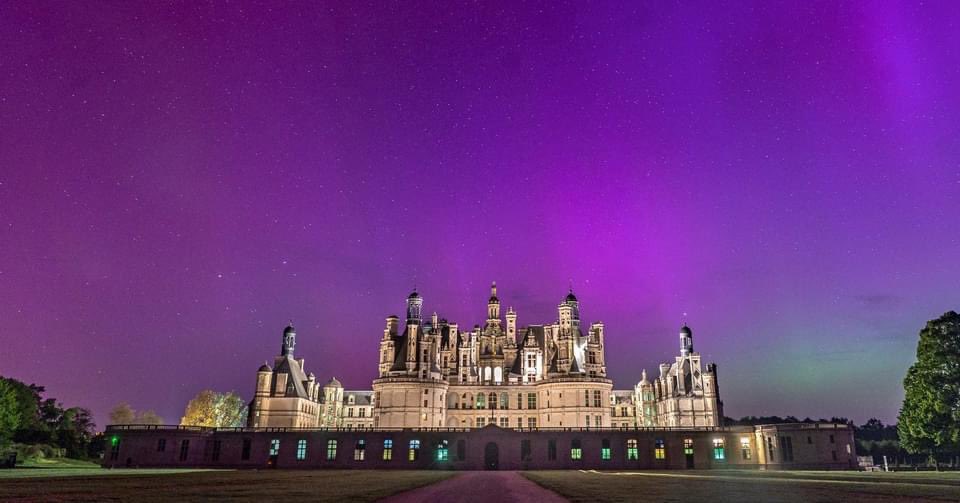 🤩 Quand le ciel polaire enveloppe le château de Chambord ⭐️ Une nuit magique dont on se souviendra longtemps ! 

😍 Merci à <a href="/41Prod/">4.1 Production</a> qui a immortalisé ce moment unique ! 

Qui est venu tenter sa chance samedi soir à Chambord ? 👀 

#auroresboreales #aurora #northernlights