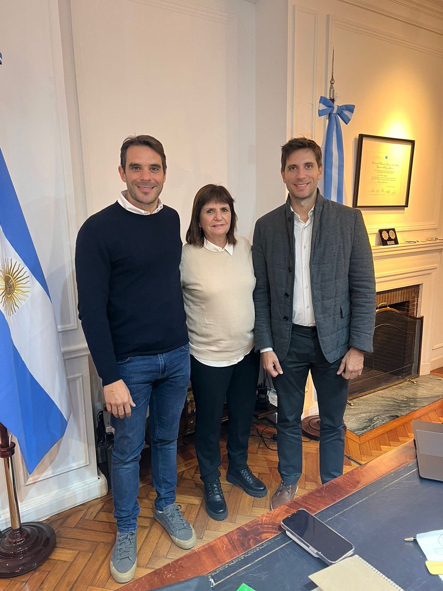 Finalmente se están dando algunas peleas que debimos haber dado hace tiempo en nuestro país y Patricia ha asumido una de las más importantes: una Argentina libre de mafias. <a href="/PatoBullrich/">Patricia Bullrich</a> siempre es bueno hablar con vos. Sabés que tenés todo mi apoyo.