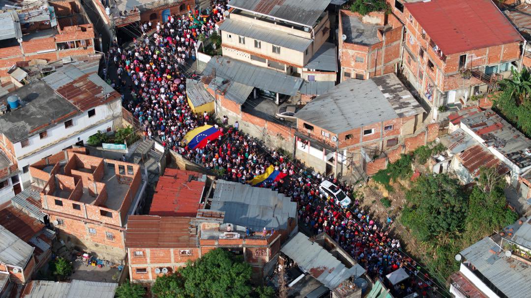 Desde el sector El Morro de Petare, marchamos junto al pueblo mirandino para rechazar las sanciones ilegales de #EEUU contra Venezuela. Pese a toda agresión, hemos resistido y seguiremos resistiendo, con la esperanza intacta y la fuerza inquebrantable de nuestro pueblo!…