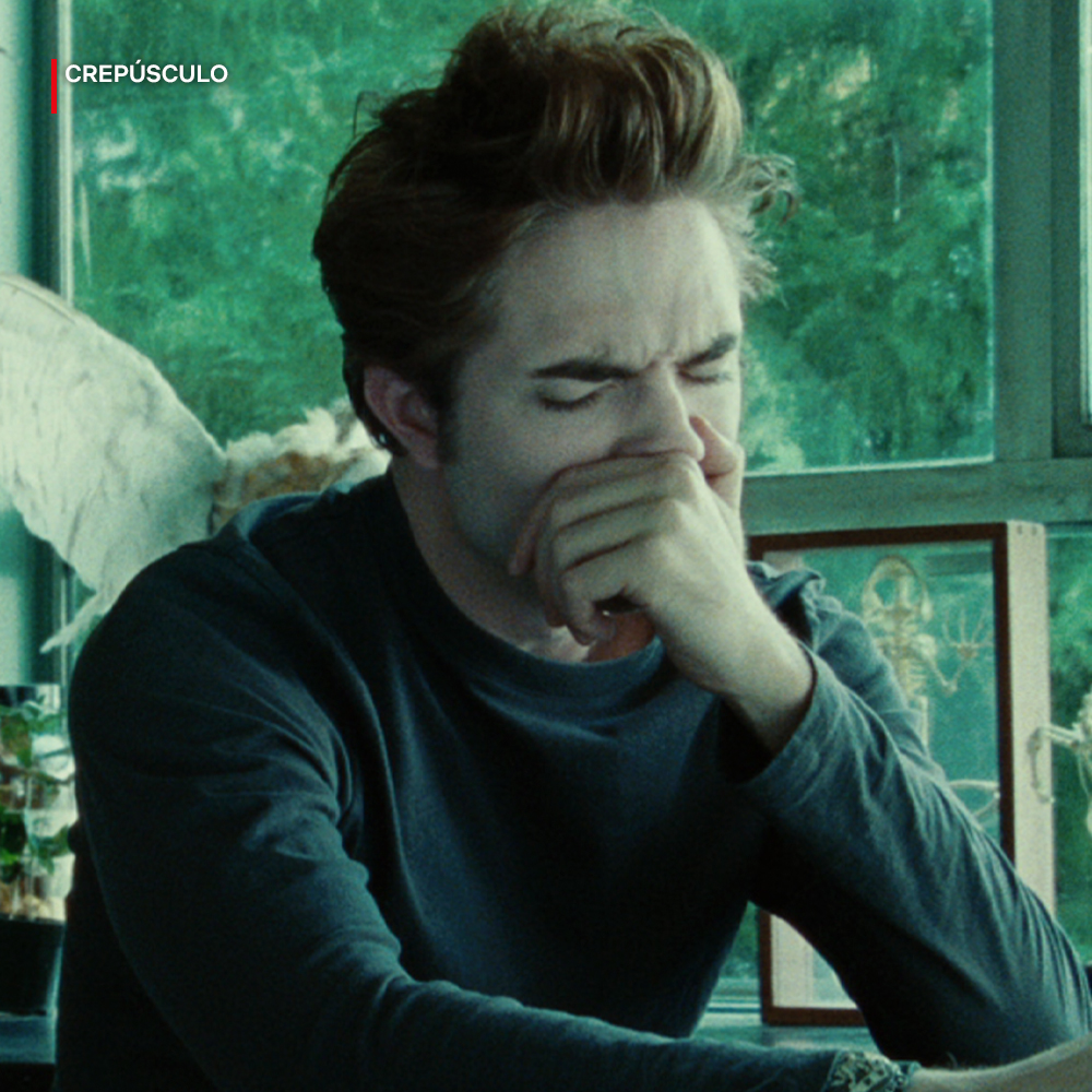 Robert Pattinson sin saber qué cara poner cuando le empiezan a cantar 'Las mañanitas'. 😌🎂 ¡Feliz cumpleaños, mi vampiro! 🥳✨🎉