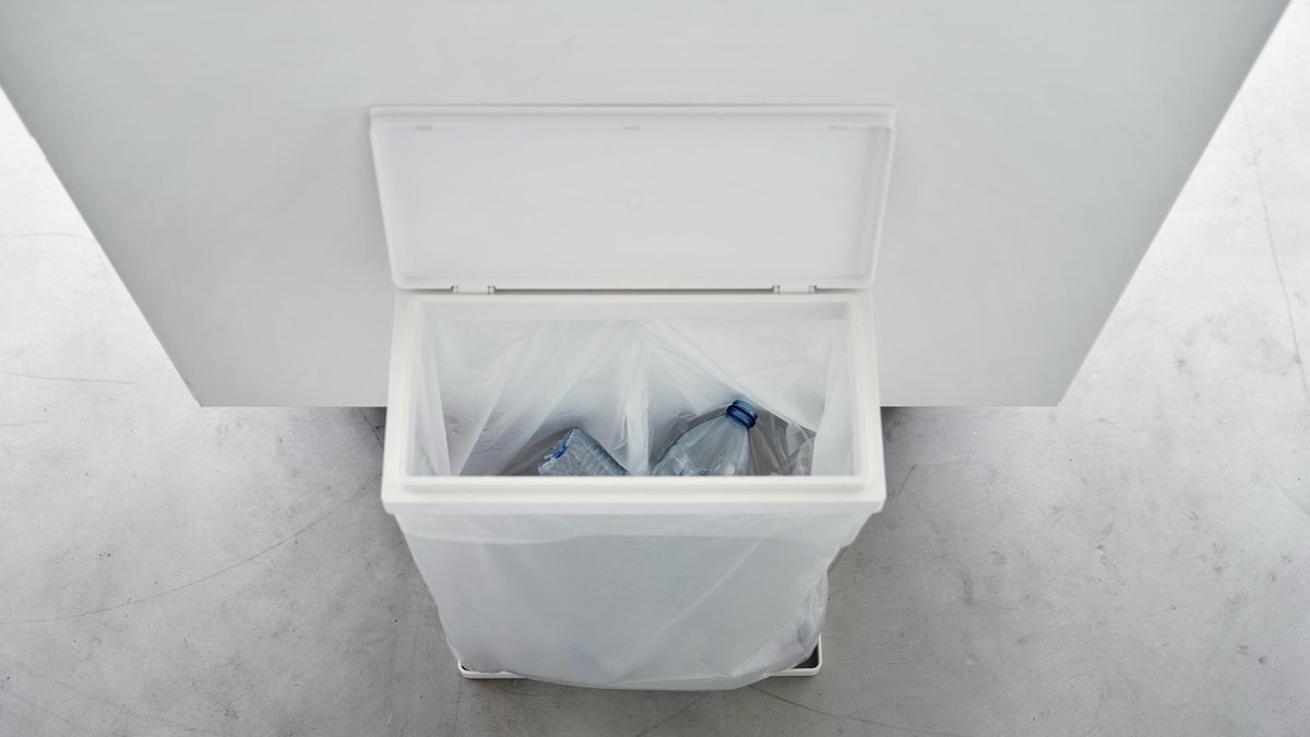 45Lゴミ袋がぴったりのスリムな蓋付き簡易ゴミ箱。 複数並べてペットボトル・空き缶・資源ゴミなどの分別に。 yamajitsu.co.jp/product/item/2…