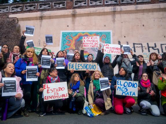 LOS DISCURSOS DE ODIO MATAN.
Nos concentramos para pedir justicia por Roxana, Andrea y Pamela que fueron víctimas de lesbicidio, femicidio y crímenes de odio.
#ElEstadoEsResponsable por replicar discursos que generan odio y violencia en nuestra sociedad.
#FueLesbicidio #Justicia