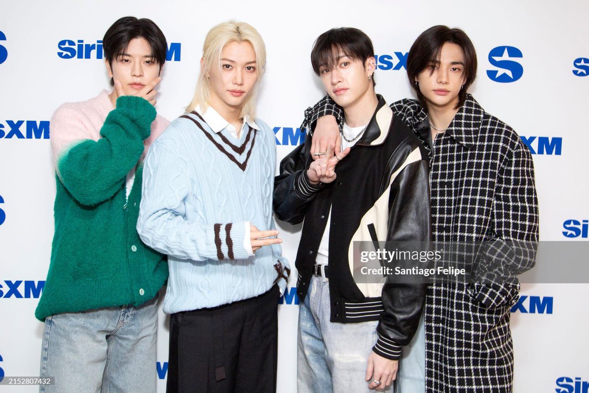 Nueva fotografía de Seungmin, Felix, Bang Chan y Hyunjin en las instalaciones de la radio SiriusXM en Nueva York. #BangChan #Hyunjin #Felix #Seungmin #StrayKids