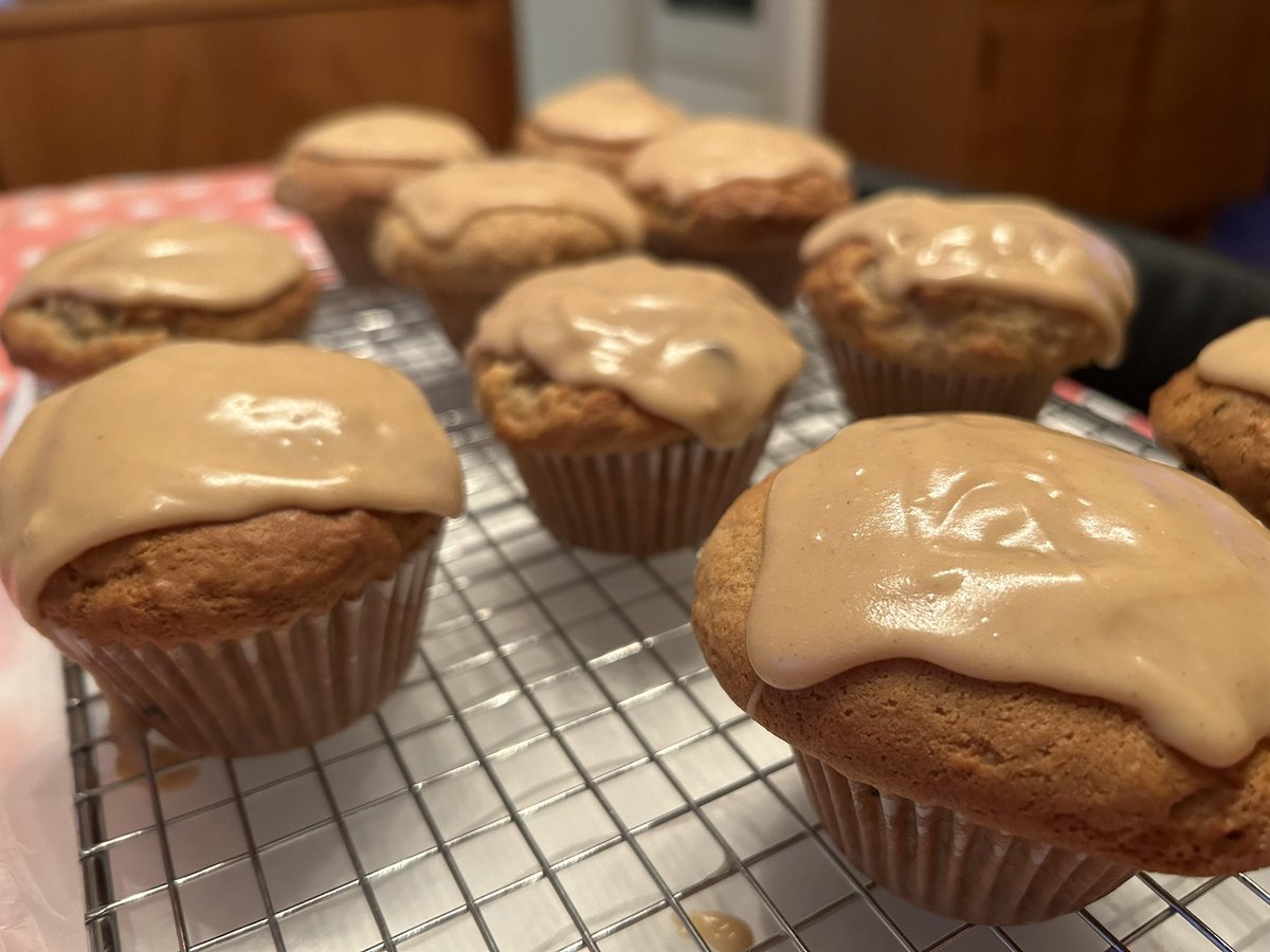 Trina made @foodwishes Peanut Butter Banana Chocolate Chip Muffins. She knows me well and piled on the icing. Yum! youtu.be/PljeHKjSk-M?si…