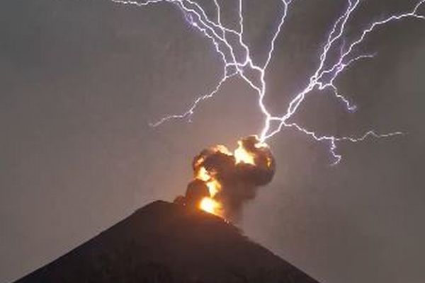 グアテマラの火山噴火で落雷が発生、撮影された映像がヤバすぎる switch-news.com/nature/post-10… 中央アメリカに位置するグアテマラで、火山が噴火し、その際信じがたい光景が撮影されました。