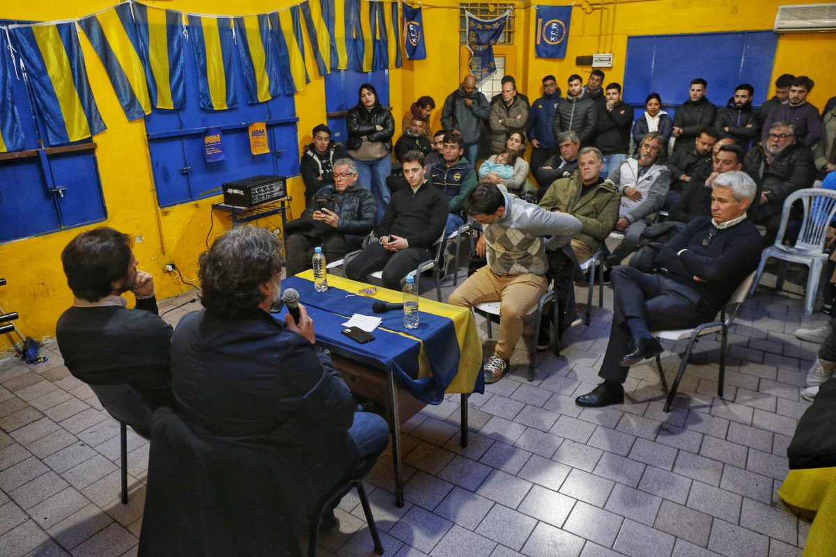 Hoy, en nuestro local de Irala y Brandsen, realizamos una charla con socios y socias de Boca sobre “El rol de las Agrupaciones en los clubes”
A cargo de Fabián Parra(presidente de la agrupación) e Hipólito Nosiglia(miembro de la actual comisión directiva de <a href="/BocaJrsOficial/">Boca Juniors</a>).