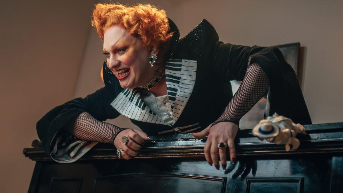 The second episode of Doctor Who finally reveals more about Jinkx Monsoon's musical character Maestro nerdist.com/article/jinkx-…