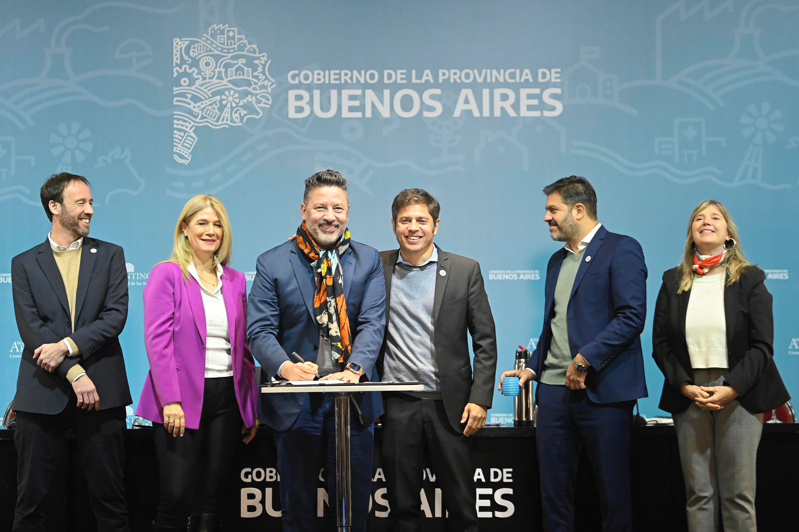 Gustavo Menéndez on X: "Este lunes intendentes de la Provincia, junto a  nuestro Gobernador @Kicillofok , la vicegobernadora Verónica Magario; los  ministros de Economía, Pablo López, y de Gobierno, Carlos Bianco; la