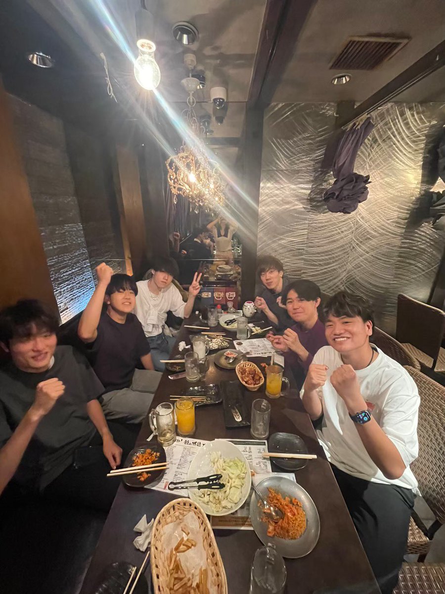 Memory_shinkan's tweet photo. 【#Memoryの魅力 「ミーツ後編」】
学生団体memoryではミーツ終わりにみんなでご飯に行きます🍚
ミーツでは話さないようなプライベートな話をして仲を深めています👫🏻

#インカレ #インカレサークル #インカレ新歓 #新歓 #学生団体 #サークル #大学生 https://t.co/jWcY5NDx8m