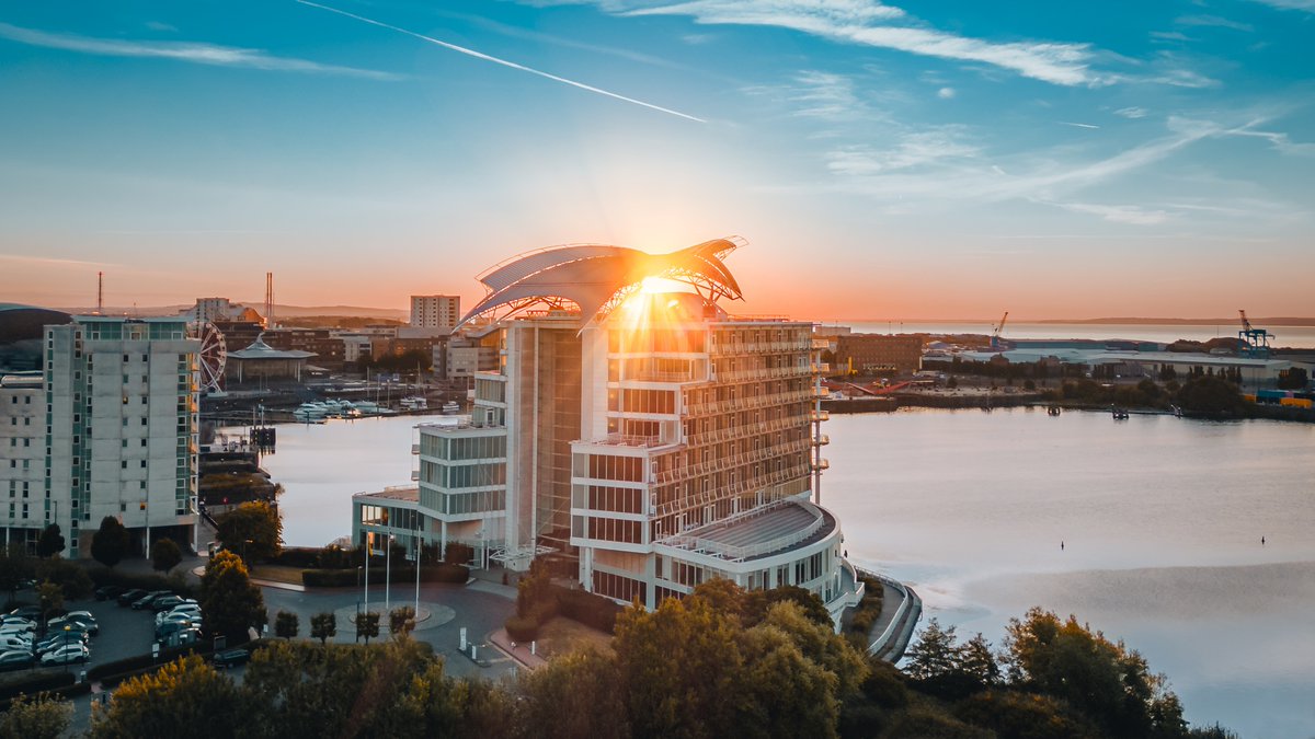 The 5-star waterfront hotel provides a great base for clients exploring Cardiff Bay & surrounding areas. Voco® St David's Cardiff revealed new rooms on the 7th floor inspired from the rich cultural heritage of Tiger Bay, offering stunning views 😍 ➡️ow.ly/jxaf50Ri0fP