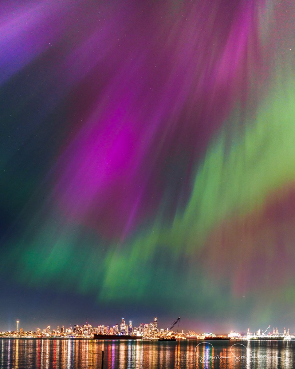 For those who enquired about prints, I have a few images from this epic #NorthernLights event available on my site now. #Seattle. Link on profile.