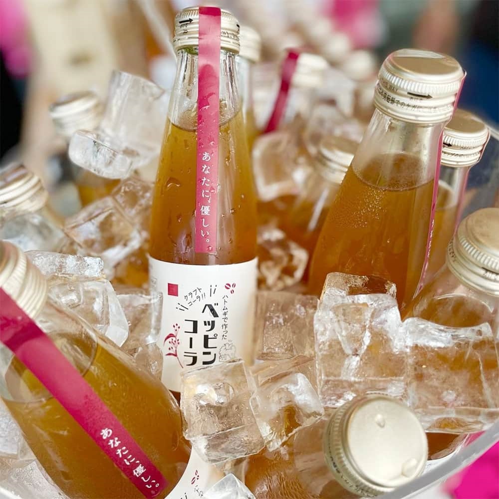 oh_hanno's tweet photo. ＼今話題のクラフトコーラ／
ハトムギで作った無添加「ベッピンコーラ」🧋

フードアクションニッポンアワード入賞✨
口当たりマイルドでカフェインフリー。
体にやさしいクラフトコーラは家族みんなで楽しめます👧👦👩🧑

お得な希釈タイプもオススメ🥰

詳しくは👉https://t.co/gS87I9ENdv https://t.co/TjCEbRmtkf