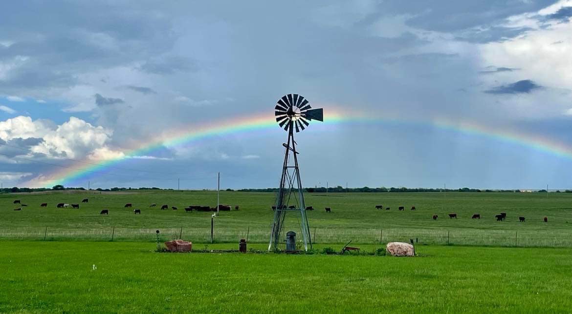 How cool and Kansas is this?  

Photo courtesy:  Peggy Bellar in Howard

@KSNNews @KSNStormTrack3 #kswx 
Ksn.com/weather
