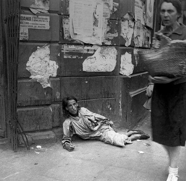A woman lying on the sidewalk in the Warsaw ghetto starving to death, 1941 Poland. Today, the Jews do to the Palestinians what the Nazis did to the Jews back then. The circle is now complete.

#history #militaryhistory #wwii