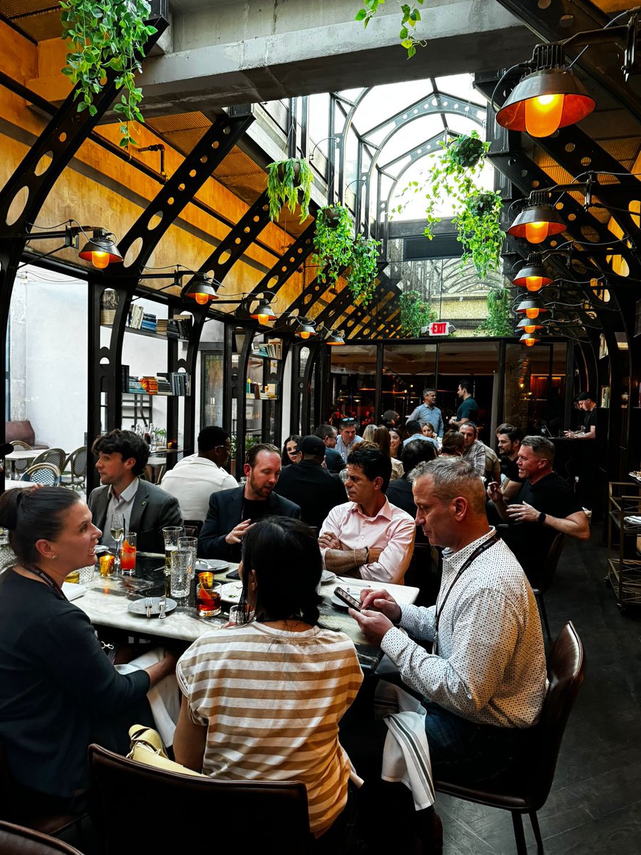 Shift_AI_Events's tweet photo. The crème de la crème of SaaS - otherwise known as our epic #SaaStockUSA speakers - embodying the Eat, Drink and Be Merry lifestyle at Eberly Austin🍷🍽️
#SaaS #speakerdinner #NightStock https://t.co/MpsaKYdIlv