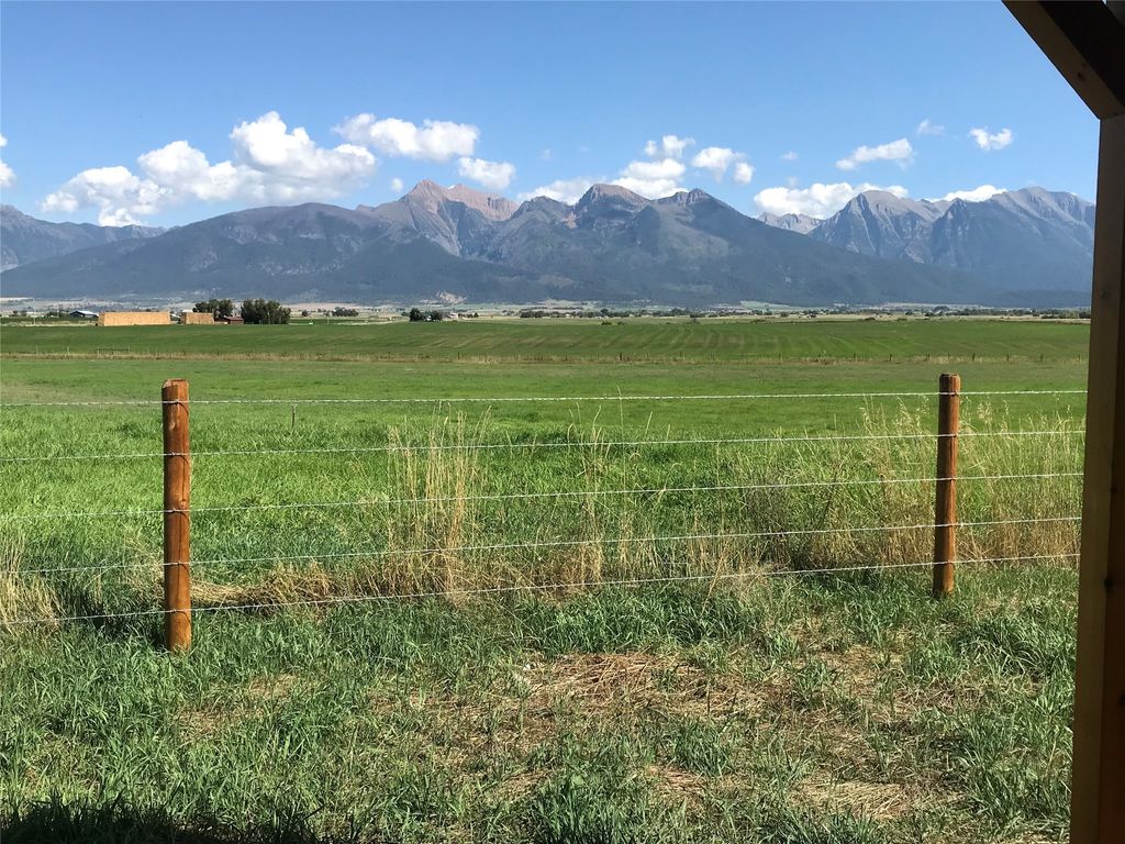 Ron613_'s tweet image. St Ignatius, #Montana. I was born and raised in Ronan and last visited my father on his ranch here before he passed. We sat for hours each day on his front porch staring at these gorgeous #MissionMountains. God's country.
#MontanaMoment
(Not my photo)