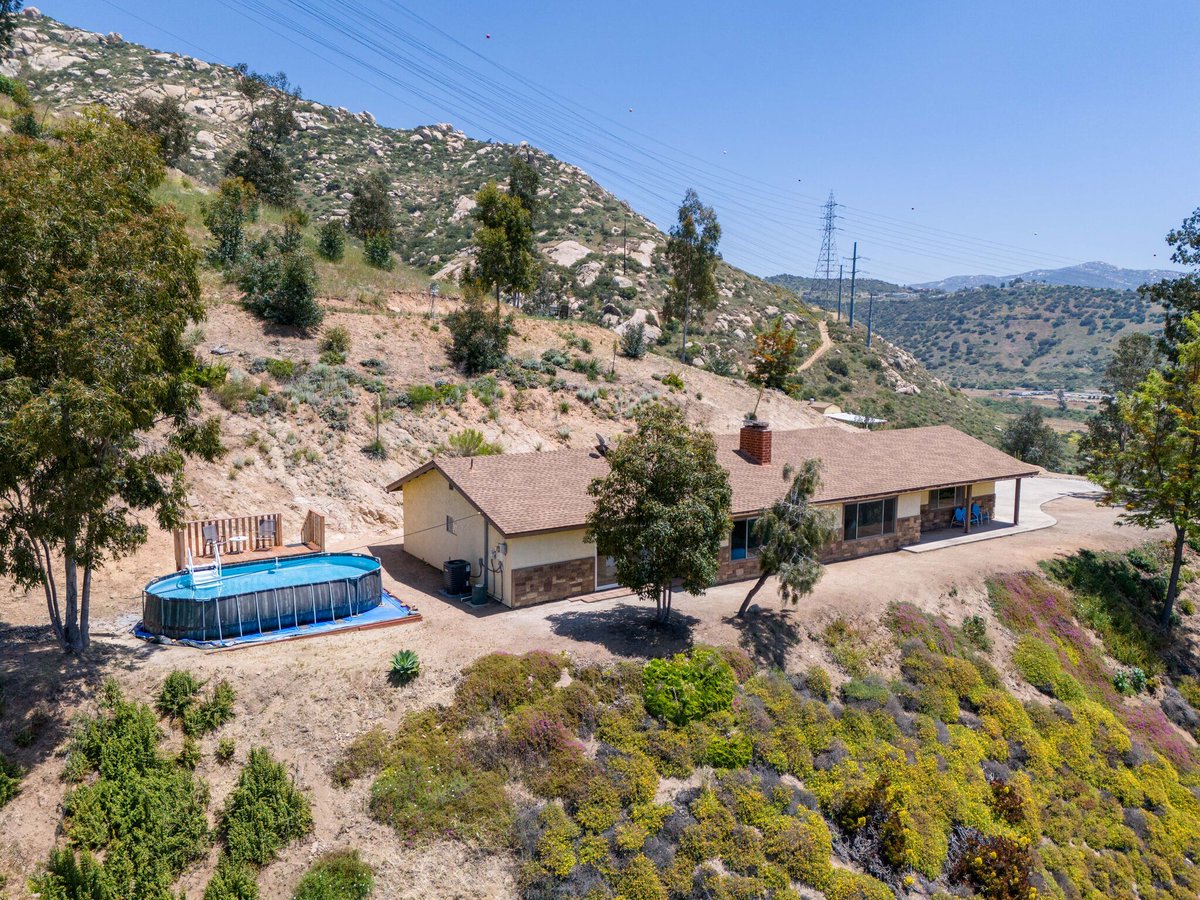#JUSTLISTED! Elevated Ranch Style Retreat with #Stunning Views! VIRTUAL TOUR - propertypanorama.com/instaview-elit… 
13676 Willow Rd. #Lakeside, CA 92040 
Seller will Entertain Offers between $900K - $950K 
(MLS # 240009522) 

Danuta @ Danuta Realty Inc.
Cell: (760) 310-0076
CA DRE # 01294440