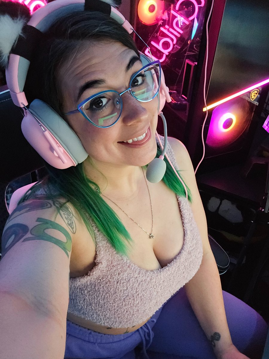 I'm live! 
Hurry in to vote for what game I play
#TwitchStreamers #gamer