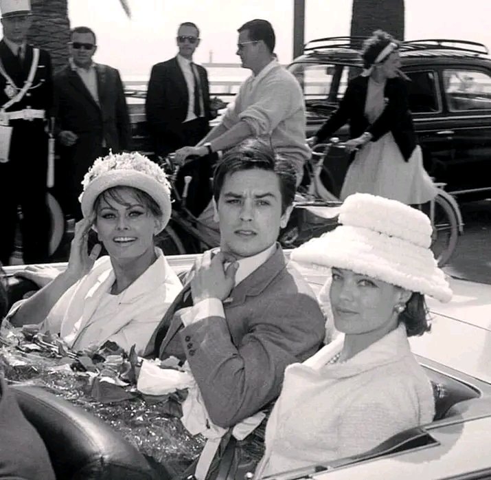 Sophia Loren, Alain Delon e Romy Schneider chegando no @Festival_Cannes de 1962.♥️

Amanhã (14) começa oficialmente a 77° edição do maior e mais importante festival de cinema do mundo.🔥🎥 

#cannes #festivaldecannes #sophialoren #alaindelon #romyschneider