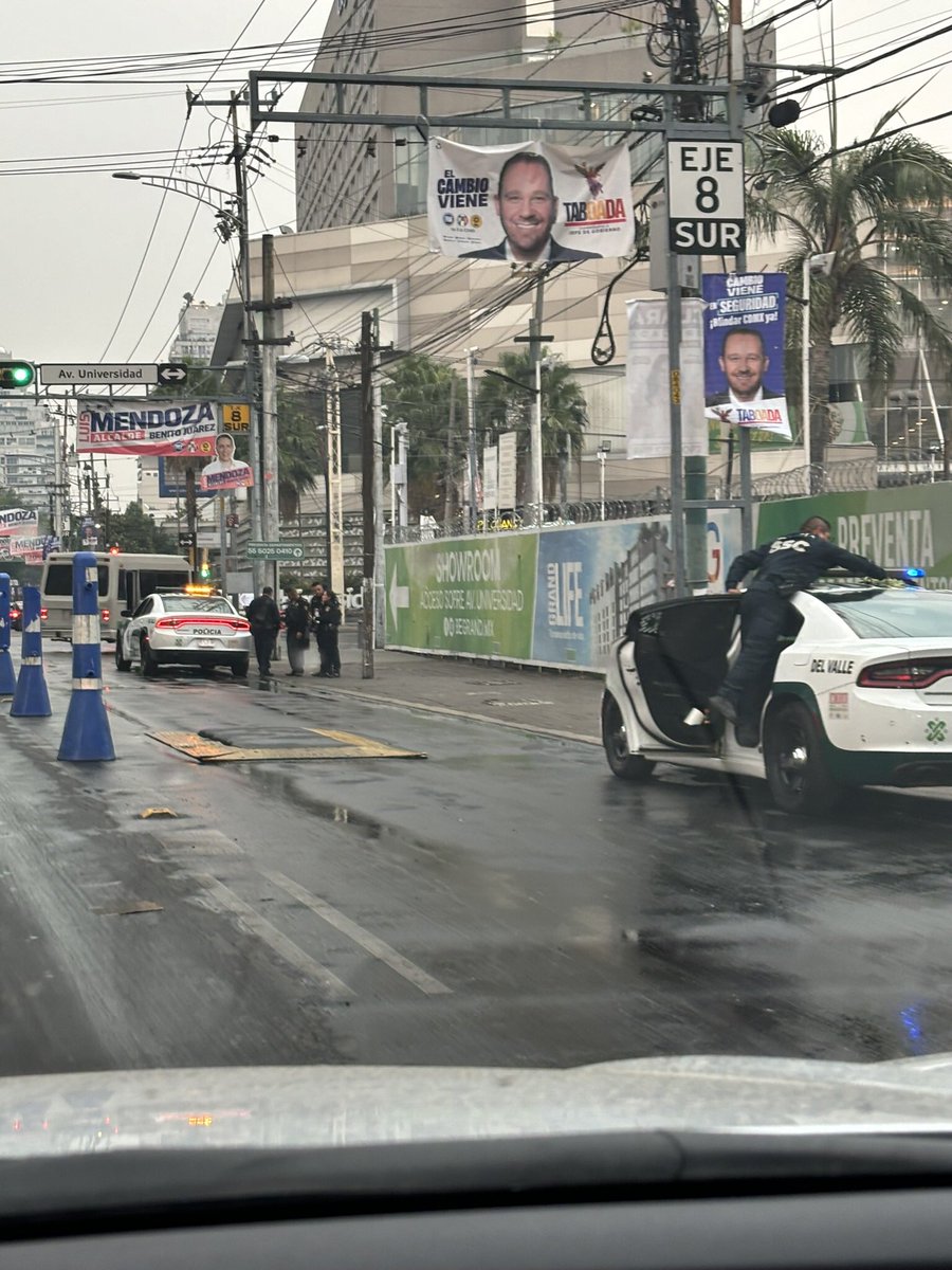 gridet's tweet photo. @BJAlcaldia en la esquina de eje 8 Sur y Universidad, se ponen dos patrullas en el carril del autobús, hemos visto como los coches les pasan de lado y los policías están platicando o viendo el celular y lo único que pasa es que los camiones se cambien de carril bruscamente. https://t.co/T3sJe3yult
