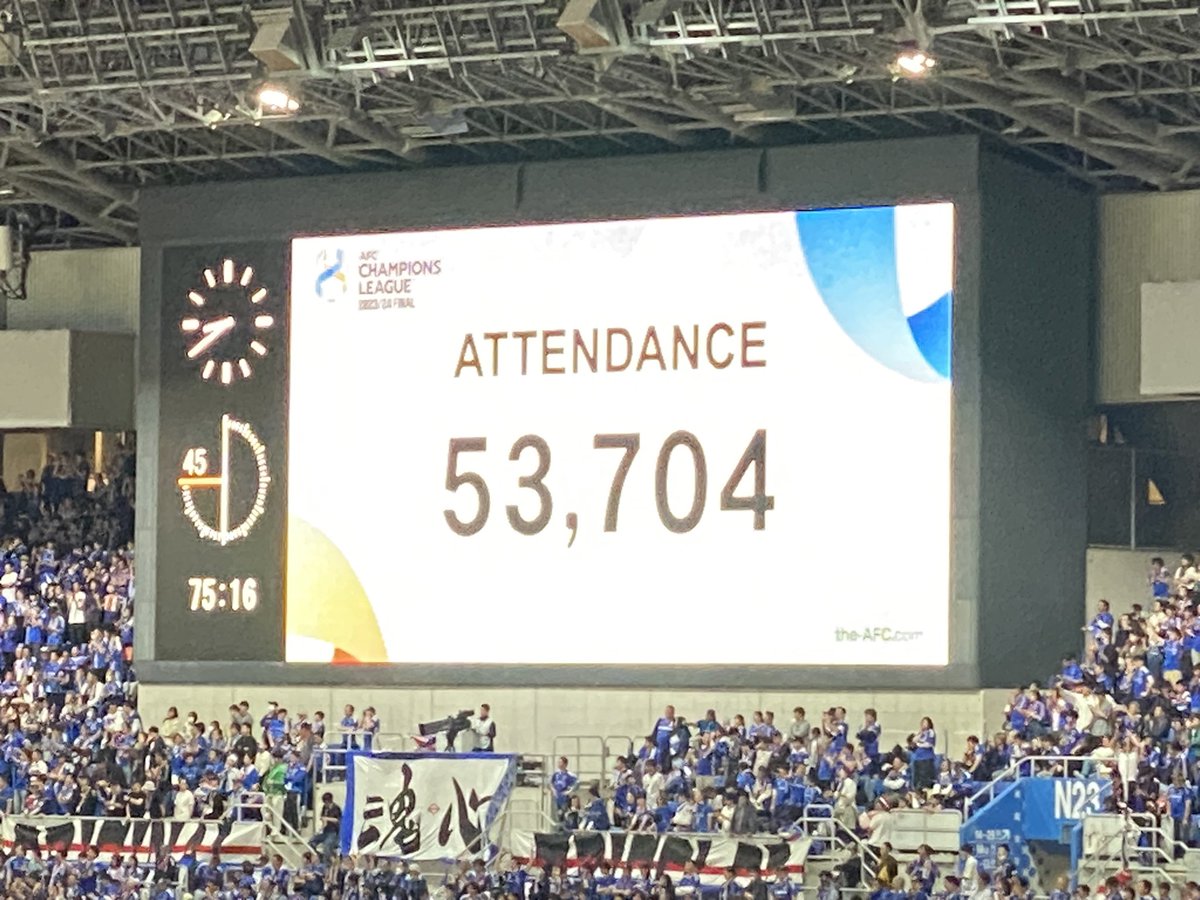 横浜国際総合競技場がデカすぎるだけで、53,704人来てますけどね。