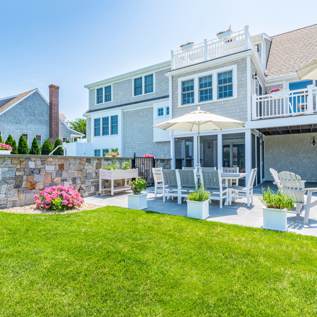 From the front, clean lines and classic New England architecture elements. From the back, outdoor living at its finest.
#BuiltByPhilbrook 
#CapeCodBuilder #DennisMA #CapeCodLiving #OutdoorLiving 📷 Grattan Imaging