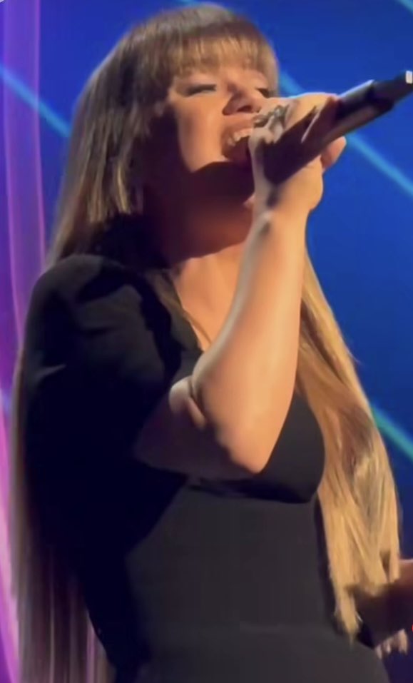 … @KellyClarksonTV @kellyclarkson 

#smokinghot 🥵

… ❤️❤️🔥🔥😱😱🤩🤩😍😍… 

I think my heart just started beating right out of my chest y’all.. !! 🫠🫠🫠🫠🫠🫠🫠🫠🫠🫠