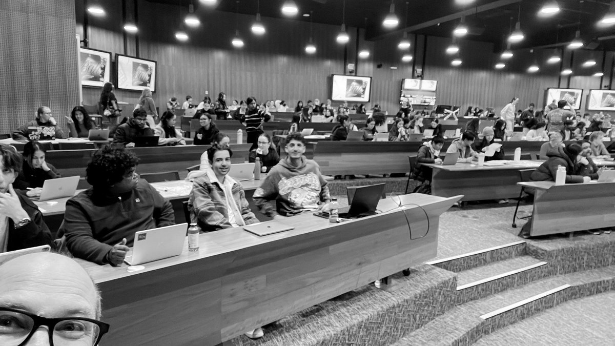 sjturn's tweet image. First of three workshops for #BMS3031 @MonashBDI, great group, great interactions, learning about vaccine design, critical review of a paper, why immunology is cool!😎 @Monash_FMNHS @MonashUni #btlbmonash #teachingspaces