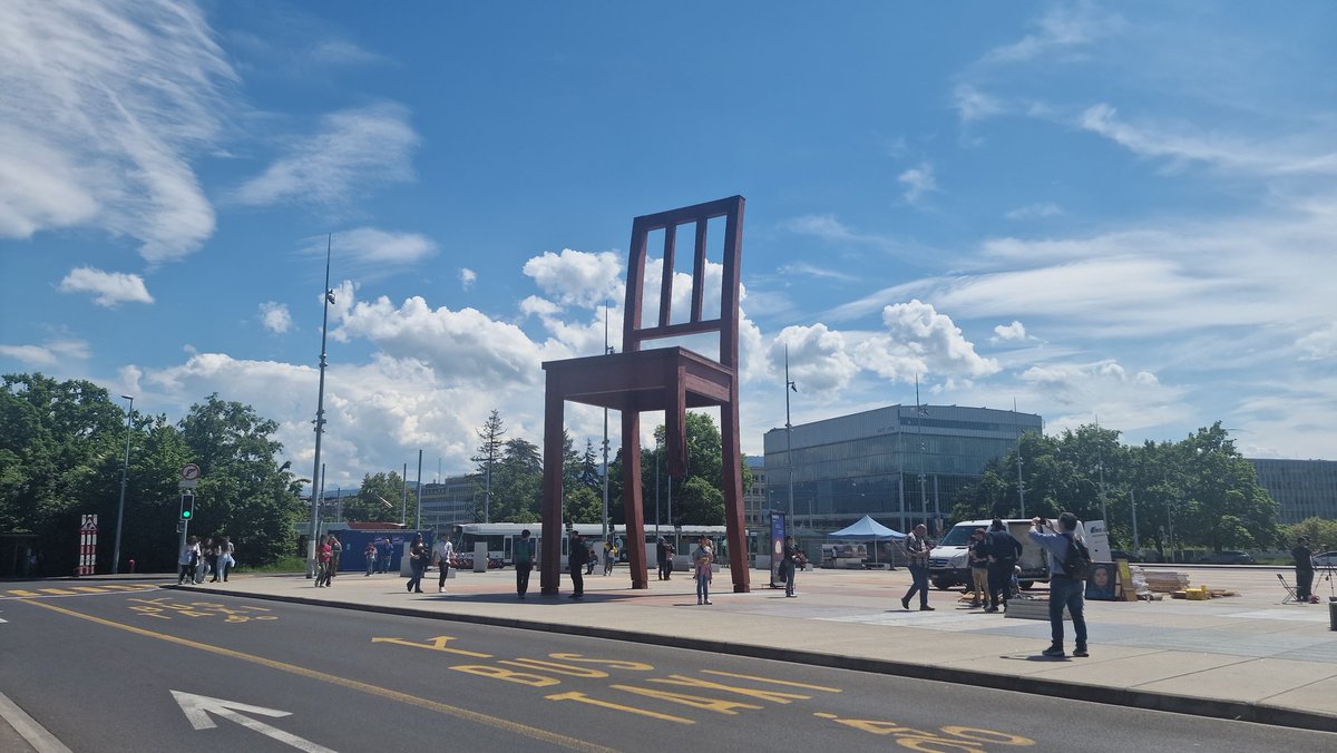 Shocking Double Standards!

When that crook, #SamBankmanFried of #FTX wore shorts to Business Meetings, they called him a Genius and handed over millions to him! I only wore shorts this one time to the @UNGeneva, and someone called the #FashionPolice on me! #Switzerland 🇨🇭.