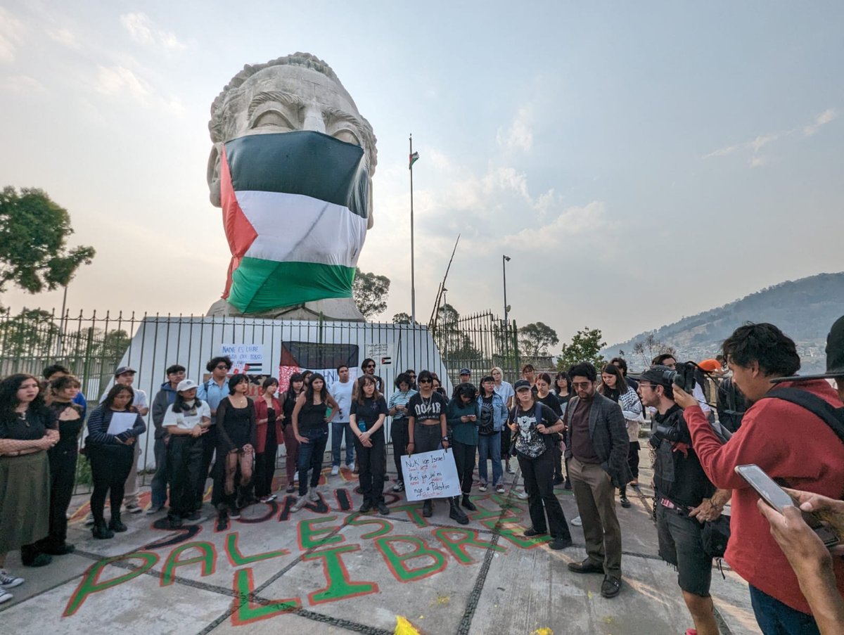 #EnBreve 🍉

Estudiantes de la #UAEMex, miembros de la Asamblea Universitaria, realizaron una protesta en Ciudad Universitaria en apoyo al pueblo palestino. 

📸 Víctor Castillo