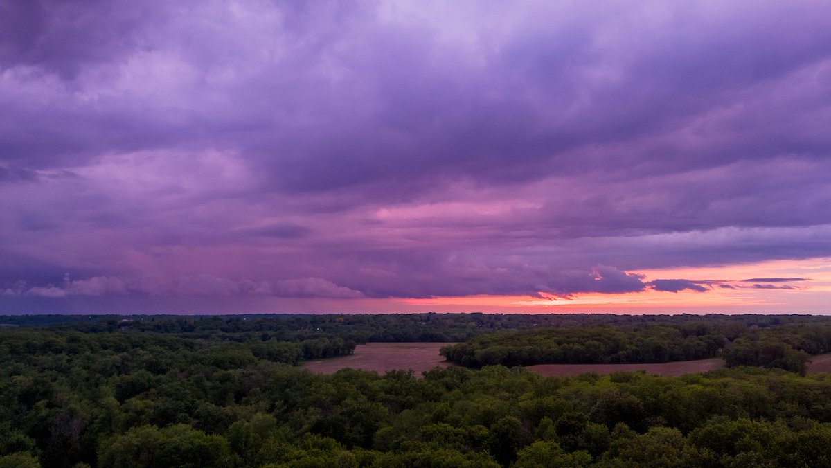 Rain in the area, but still, squeezed in a beautiful #sunset tonight over #IowaCity. #iawx #skiesoveriowa @KopelmanWX @KGAN_Weather @WXSchnack @KWWLStormTrack7 @NWSQuadCities @KyleKielWX @eileenloanWX @NStewWX @WxMarshall @grabermike @davidlQuiram @GHeydWX @brandonlaw_wx