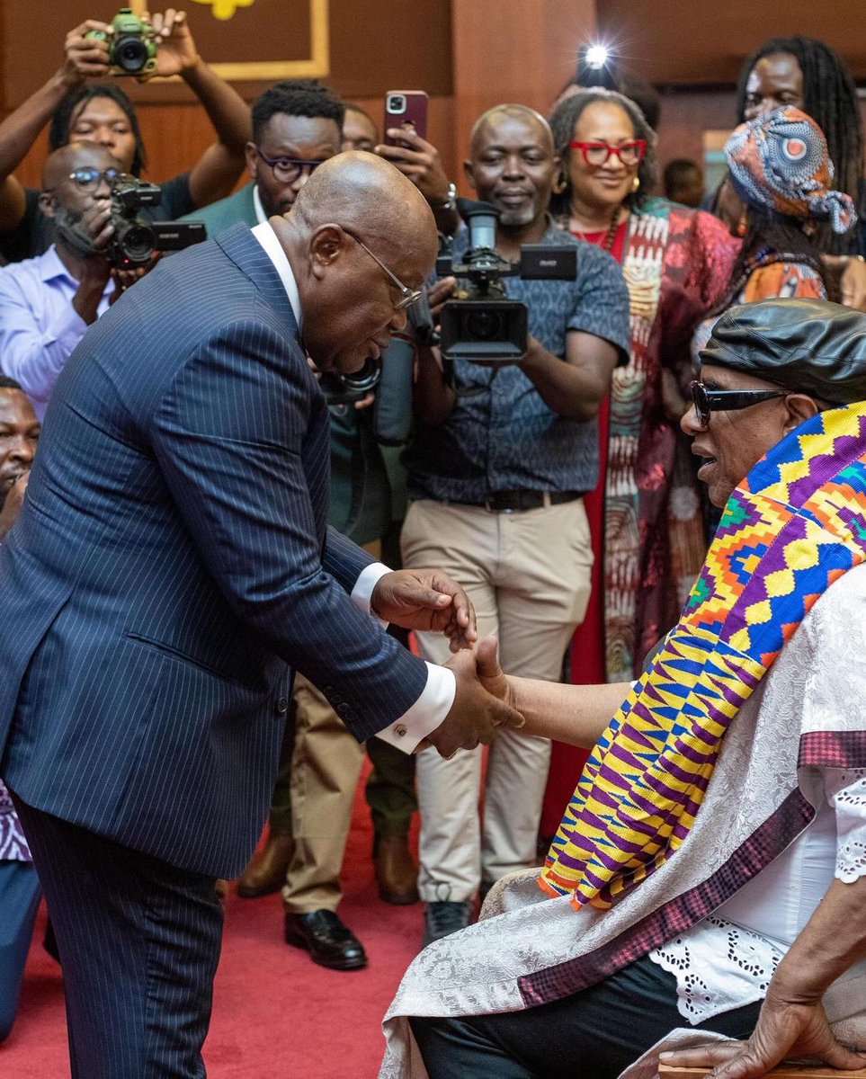 American singer-songwriter
Stevie Wonder has officially become a Ghanaian citizen. On his 74th birthday, Stevie Wonder took the Oath of Allegiance and received his Certificate of Citizenship from the President of the Republic of Ghana, Nana Akufo-Addo in jubilee house,Accra🇬🇭.