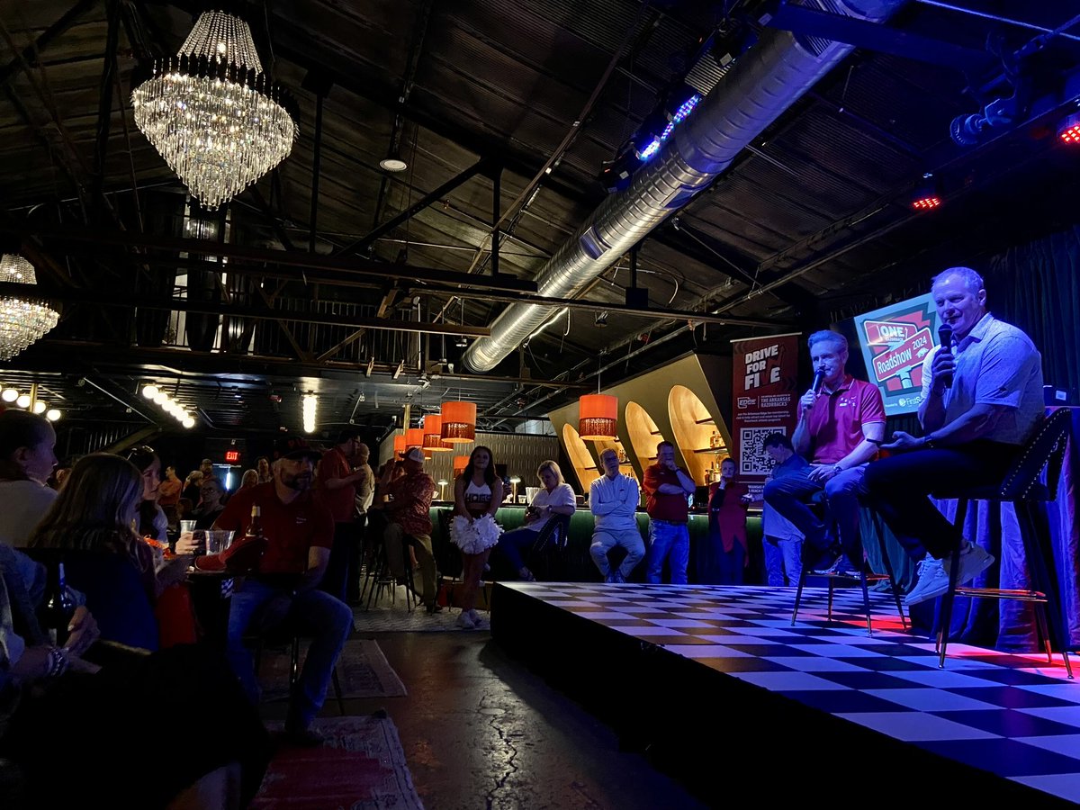 Great night and great crowd as Day 1 of the Razorback Roadshow continued at The Lounge in Jonesboro. Thanks to Heather and Matt for their hospitality and for our Razorback fans in Jonesboro for joining us. #OneRazorback