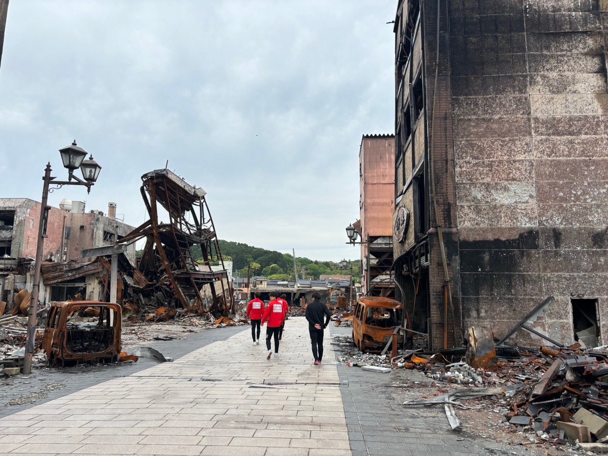 能登半島地震の被災地である輪島市に訪問させていただきました。 倒壊された家屋であったり焼けてしまった輪島朝市であったり復興にはまだ時間がかかる状況であることを目の当たりにしました。 自分たちにできることは限られていますが力になりたいと改めて思いました。 #zweigen #ONEHEART石川